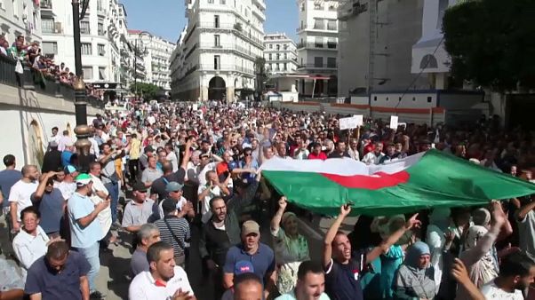 Les Algériens manifestent contre un nouveau projet de loi sur les hydrocarbures Les Algériens manifestent contre un nouveau projet de loi sur les hydrocarbures