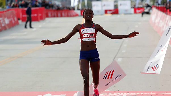 Maratona: a Chicago record del mondo per Brigid Kosgei Maratona: a Chicago record del mondo per Brigid Kosgei