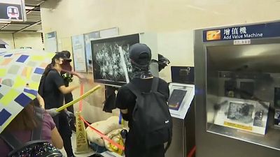 Χονγκ Κονγκ: Βόμβες μολότοφ και δακρυγόνα στο μετρό