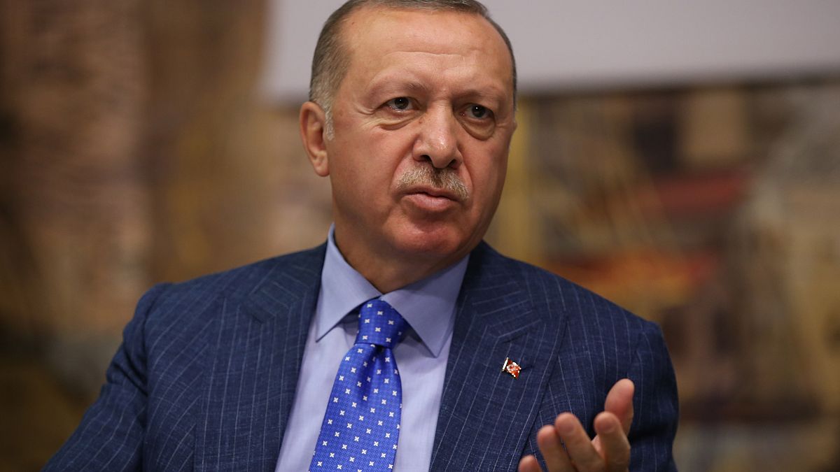 Cumhurbaşkanı Recep Tayyip Erdoğan, Dolmabahçe Ofisi'nde gazete, televizyon ve haber ajanslarının genel yayın yönetmenleriyle bir araya geldi.   (Murat Kula - Anadolu Ajansı)
