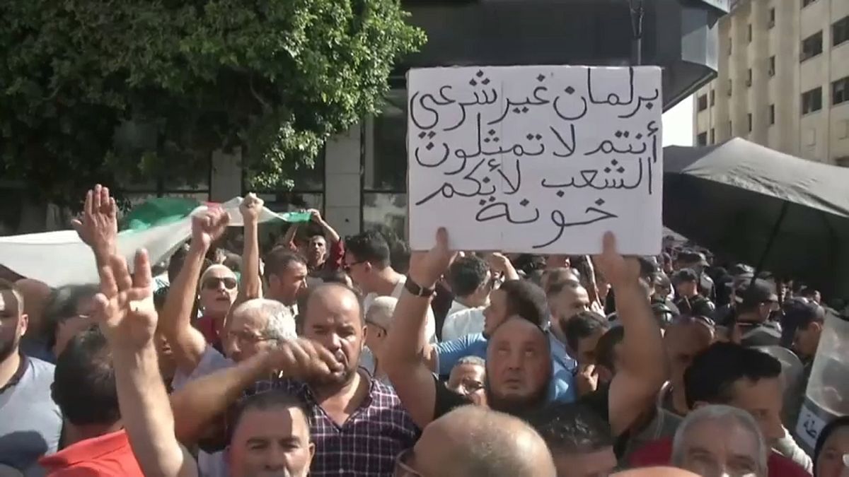 شاهد: الجزائريون في الشوارع للتنديد بقانون المحروقات