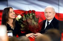 Polonya'da genel seçimleri kazanan PiS Partisi Genel Başkanı Jarosław Kaczynski, sonuçların açıklanmasının ardından tebrikleri kabul etti
