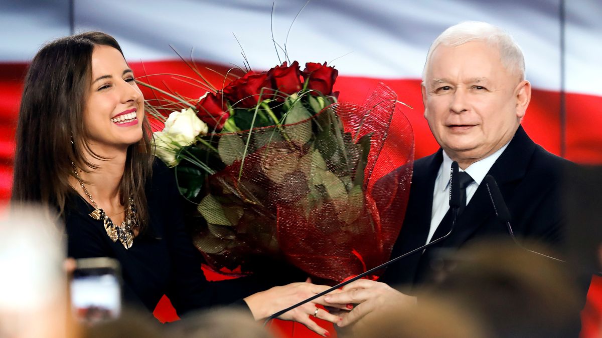 Jarosław Kaczyńskit virággal köszöntik a Jog és Igazságosság párt győzelme után
