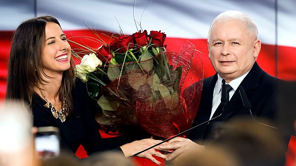 Jarosław Kaczyńskit virággal köszöntik a Jog és Igazságosság párt győzelme után Jarosław Kaczyńskit virággal köszöntik a Jog és Igazságosság párt győzelme után