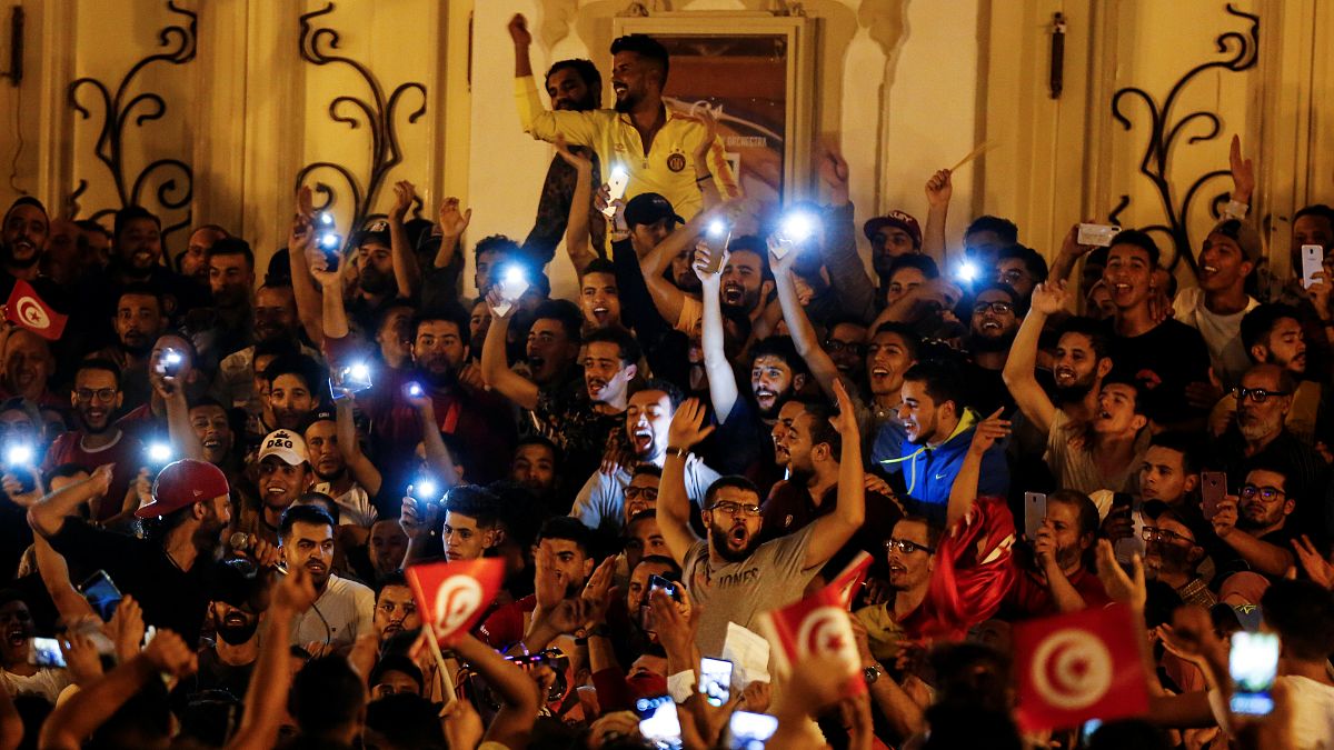 إحتفالات التونسيين في شالرع الحبيب بورقيبة بفوز قيس سعيد بالرئاسة 