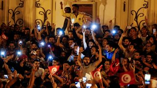 إحتفالات التونسيين في شالرع الحبيب بورقيبة بفوز قيس سعيد بالرئاسة