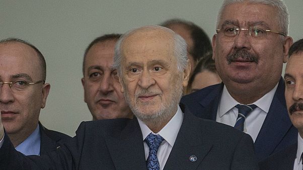 Video Devlet Bahceli 3 Hafta Aradan Sonra Siyasi Arenaya Geri Dondu Euronews