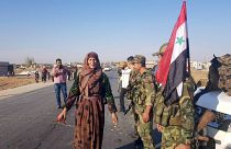 Tropas sírias aproximam-se da fronteira turca