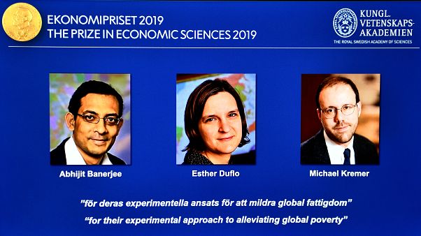 Abhijit Banerjee, Esther Duflo e Michael Kremer distinguidos pela "abordagem experimental para tentar aliviar a pobreza global". Abhijit Banerjee, Esther Duflo e Michael Kremer distinguidos pela "abordagem experimental para tentar aliviar a pobreza global".