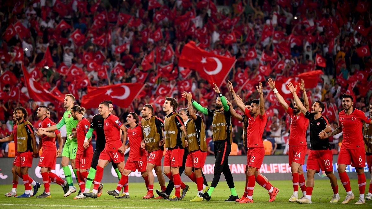 شادی اعضای تیم ملی ترکیه پس از پیروزی در دیدار رفت مقابل فرانسه