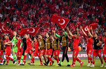 شادی اعضای تیم ملی ترکیه پس از پیروزی در دیدار رفت مقابل فرانسه