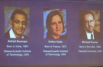 ابهجيت بانيرجي (يسار) والفرنسية الاميركية استر دوفلو والأميركي مايكل كريمر (يمين)