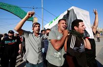 عراقيون يحملون جثة شخص قُتل خلال المظاهرات