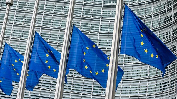Vizsgálatot indít az Európai Bizottság a Samsung magyarországi üzemének állami támogatása miatt Vizsgálatot indít az Európai Bizottság a Samsung magyarországi üzemének állami támogatása miatt