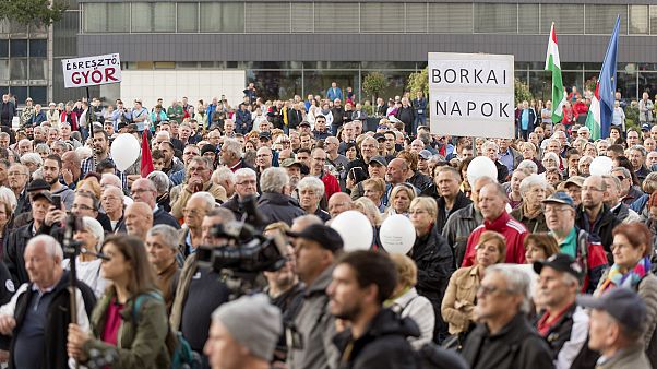 Tüntetés a botrányba keveredett győri polgármester ellen október 12-én Tüntetés a botrányba keveredett győri polgármester ellen október 12-én
