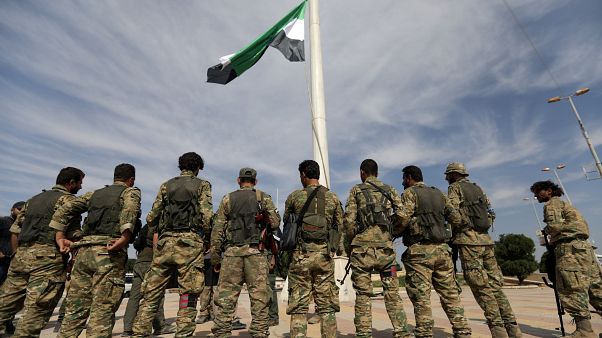 Milícias sírias apoiadas pela Turquia içam bandeira na sidade de Tel Abyad Milícias sírias apoiadas pela Turquia içam bandeira na sidade de Tel Abyad