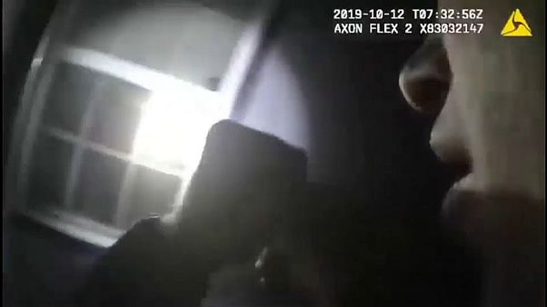 Полицейский из Техаса застрелил женщину в её доме Полицейский из Техаса застрелил женщину в её доме