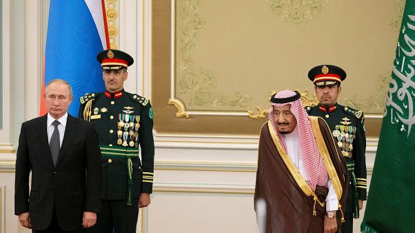 شاهد: مراسم استقبال الرئيس الروسي من قبل العاهل السعودي في الرياض شاهد: مراسم استقبال الرئيس الروسي من قبل العاهل السعودي في الرياض