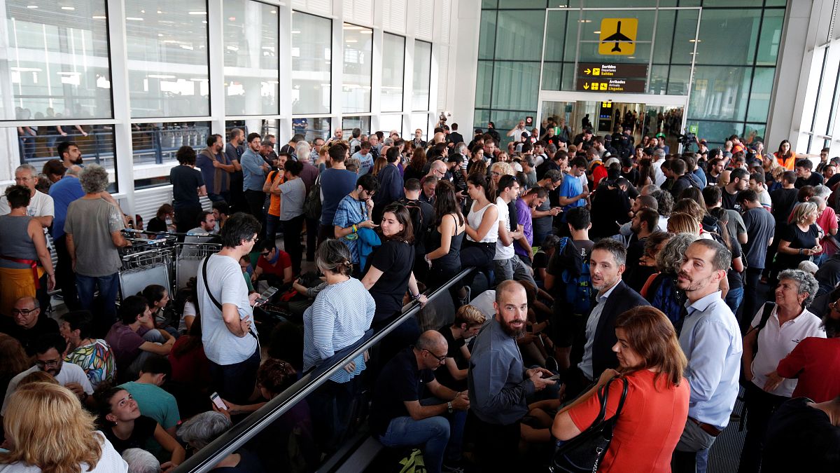 محتجون على الأحكام ضد قادة استقلال كتالونيا يغلقون أحد ماخل مطار برشلونة 14 أكتوبر 2019