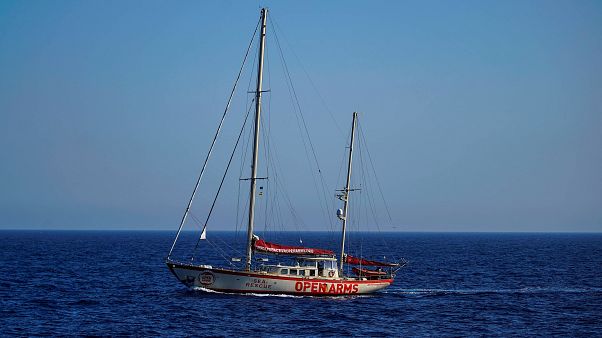 Λέσβος: Κάτοικοι εμποδίζουν τον ελλιμενισμό του Open Arms Λέσβος: Κάτοικοι εμποδίζουν τον ελλιμενισμό του Open Arms
