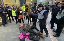 Klímatüntetők akcióztak London üzleti negyedében 