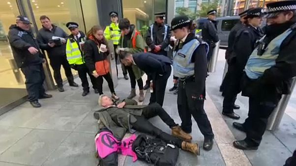 Klímatüntetők akcióztak London üzleti negyedében Klímatüntetők akcióztak London üzleti negyedében