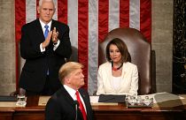 بيلوسي تنظر إلى ترامب خلال خطاب "حالة الاتحاد" الثاني الذي قدّمه في شباط/فبراير 2019 - وإلى جانبها نائب الرئيس مايك بنس مصفقاً