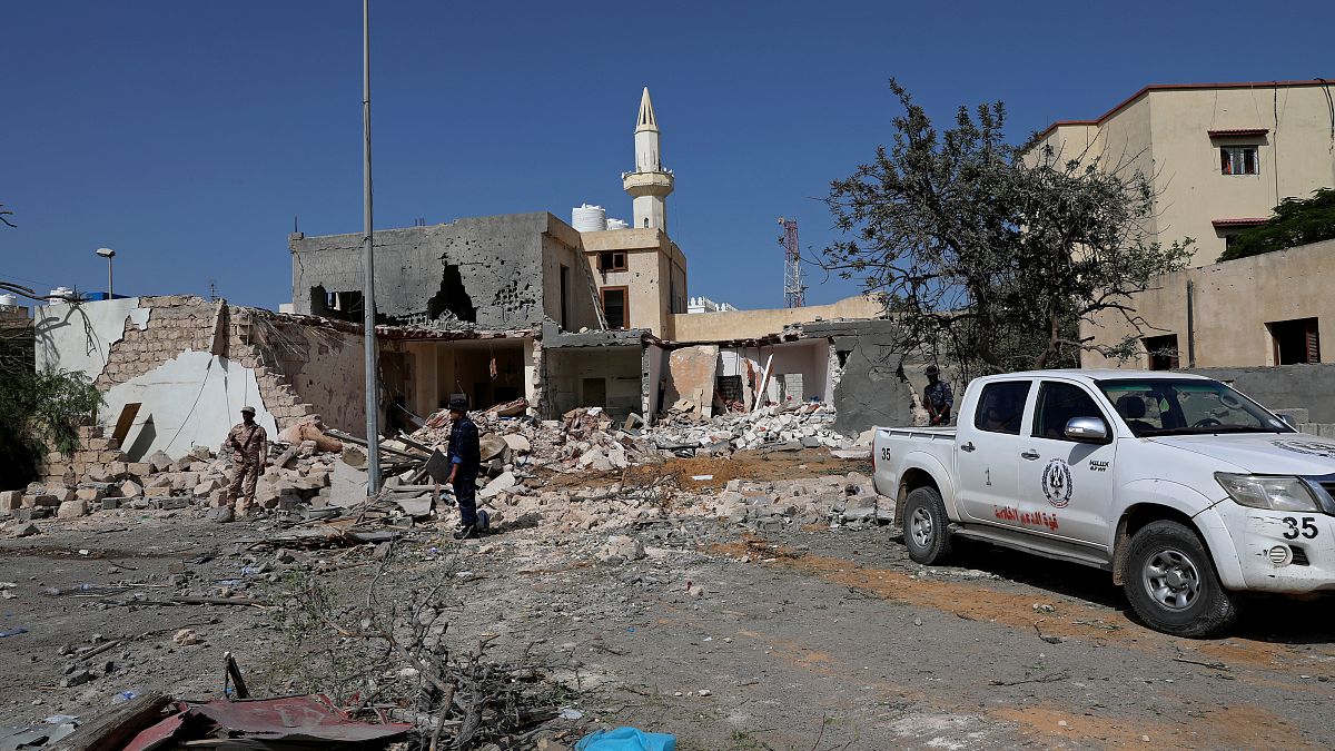 المنطقة السكنية التي أصابتها الغارة الجوية ليلاً في العاصمة الليبية طرابلس 14 أكتوبر 2019