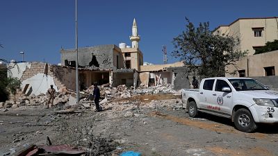 المنطقة السكنية التي أصابتها الغارة الجوية ليلاً في العاصمة الليبية طرابلس 14 أكتوبر 2019