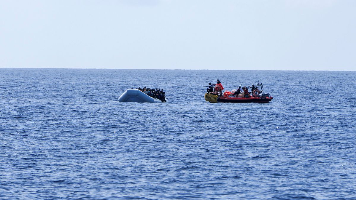 قارب إنقاذ يقترب من قارب مطاطي مكتظ بالمهاجرين 13 أكتوبر 2019