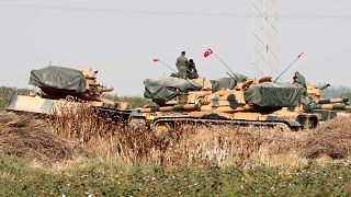 دبابات تركية عند الحدود مع سوريا في محافظة سانليورفا. 2019/10/15