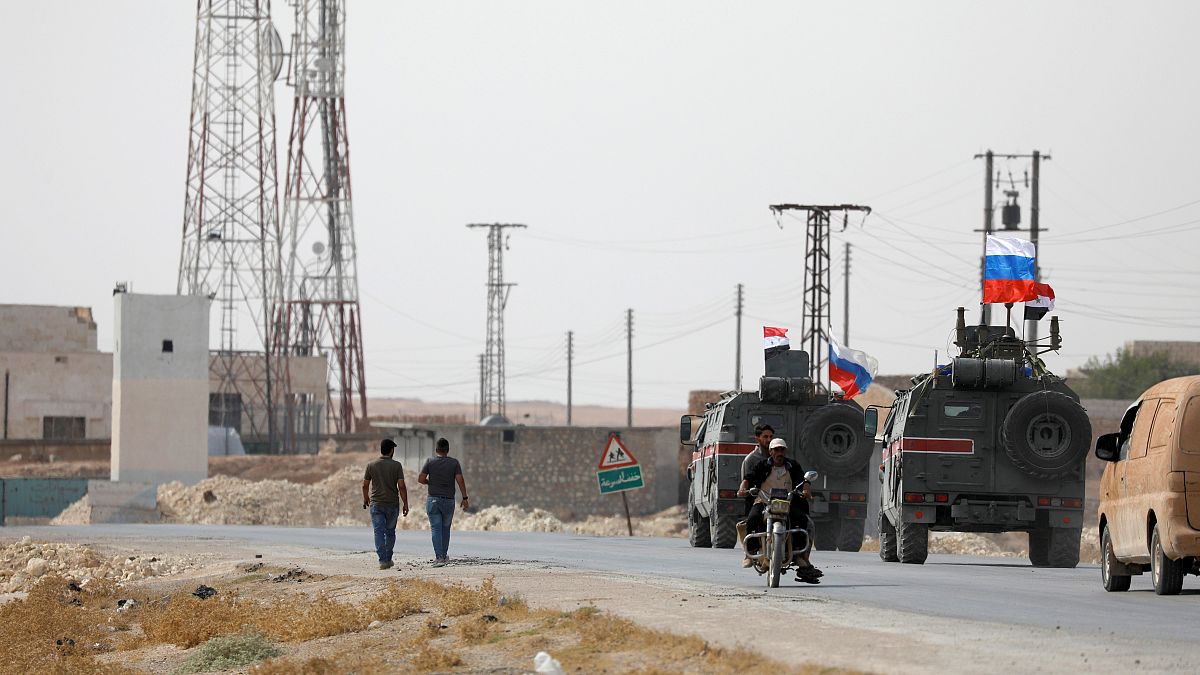 Veículos militares russos junto a Manbij, na Síria