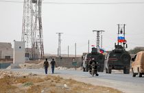 Veículos militares russos junto a Manbij, na Síria