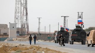 Veículos militares russos junto a Manbij, na Síria