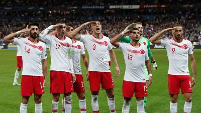لاعبو المنتخب التركي يأدون التحية العسكرية بعد مباراة فرنسا