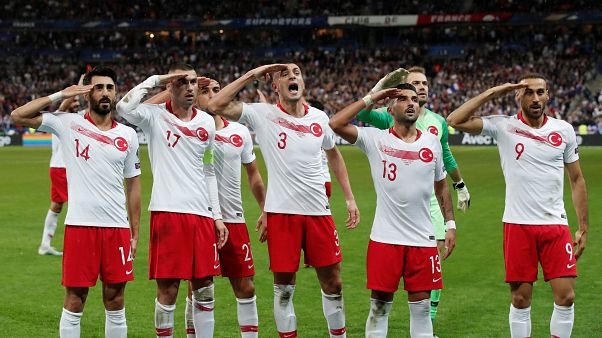 لاعبو المنتخب التركي يأدون التحية العسكرية بعد مباراة فرنسا لاعبو المنتخب التركي يأدون التحية العسكرية بعد مباراة فرنسا