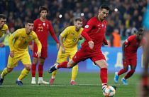 Cristiano Ronaldo sta per trasformare il rigore che vale il suo gol numero 700. 