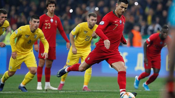 Cristiano Ronaldo sta per trasformare il rigore che vale il suo gol numero 700. Cristiano Ronaldo sta per trasformare il rigore che vale il suo gol numero 700.