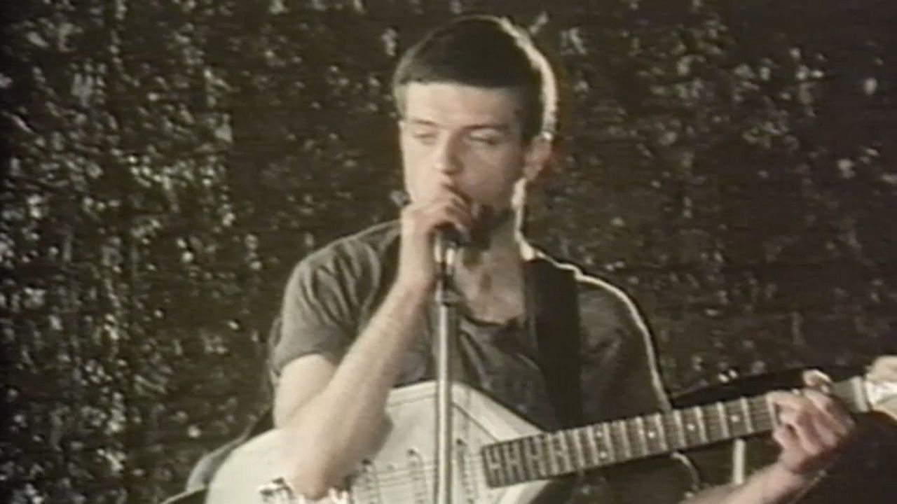 O vocalista dos Joy Division morreu a 18 de maio de 1980, semanas antes do lançamento de LWTA
