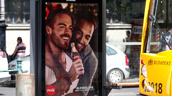 Félmilliós bírságot szabtak ki a Coca-Colára az augusztusi poszterkampány miatt Félmilliós bírságot szabtak ki a Coca-Colára az augusztusi poszterkampány miatt