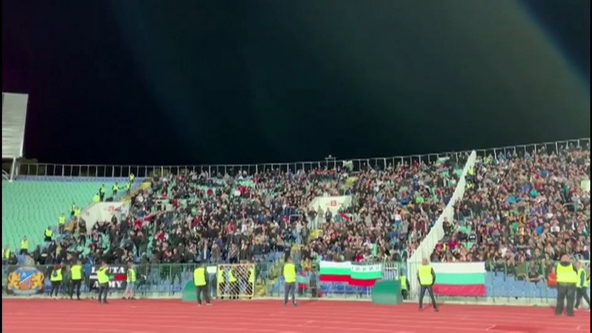 استقالة رئيس الاتحاد البلغاري لكرة القدم على خلفية هتافات عنصرية في مباراة