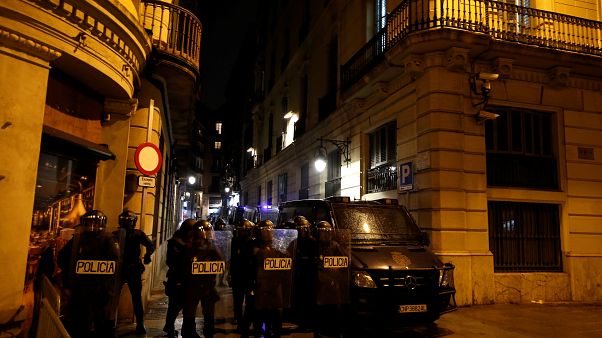 Protestos em Barcelona acabam em confrontos com a polícia Protestos em Barcelona acabam em confrontos com a polícia