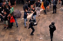 Confrontos entre a polícia e os manifestantes no aeroporto de Barcelona