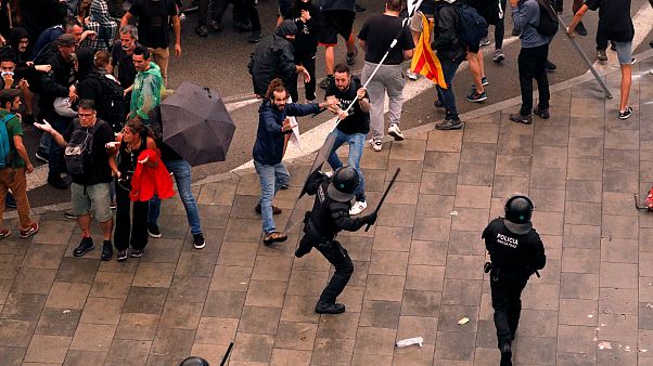 Confrontos entre a polícia e os manifestantes no aeroporto de Barcelona Confrontos entre a polícia e os manifestantes no aeroporto de Barcelona