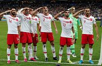 Les joueurs turcs célébrant leur égalisation (1-1) face à la France, une séquence diffusée par la télévision