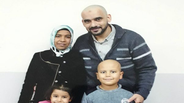 Kanser hastası oğlu için eşinin tahliyesini isteyen Zekiye Ataç gözaltına alındı Kanser hastası oğlu için eşinin tahliyesini isteyen Zekiye Ataç gözaltına alındı