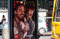 Gefährlich für Kinder? Coca Cola muss für LGBT-Werbung in Ungarn Strafe zahlen