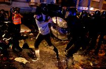 In Catalogna è guerriglia urbana: dopo gli arresti, gli scontri di piazza