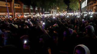متظاهرون مؤيدون لاستقلال كتالونيا يشعلون أضواء الهواتف في وجه الشرطة الإسبانية في برشلونة. 2019/10/15