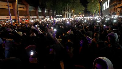 متظاهرون مؤيدون لاستقلال كتالونيا يشعلون أضواء الهواتف في وجه الشرطة الإسبانية في برشلونة. 2019/10/15